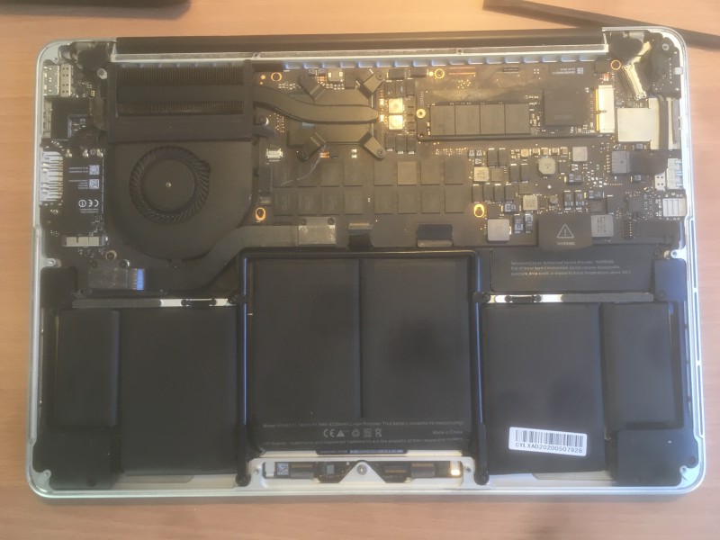 MacBook mit frisch eingebautem Akku