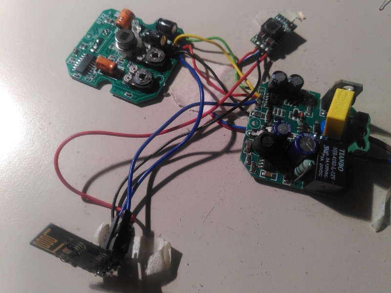 3 Platinen mir wilden Kabelgewirr