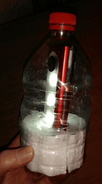 Kartusche aus einer Plastikflasche gebaut. Darin befinden sich eine leuchtende LED-Taschenlampe